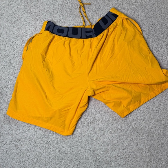 Under Armour Men’s Yellow Loose Fit Training Shorts XL - Picture 3 of 3